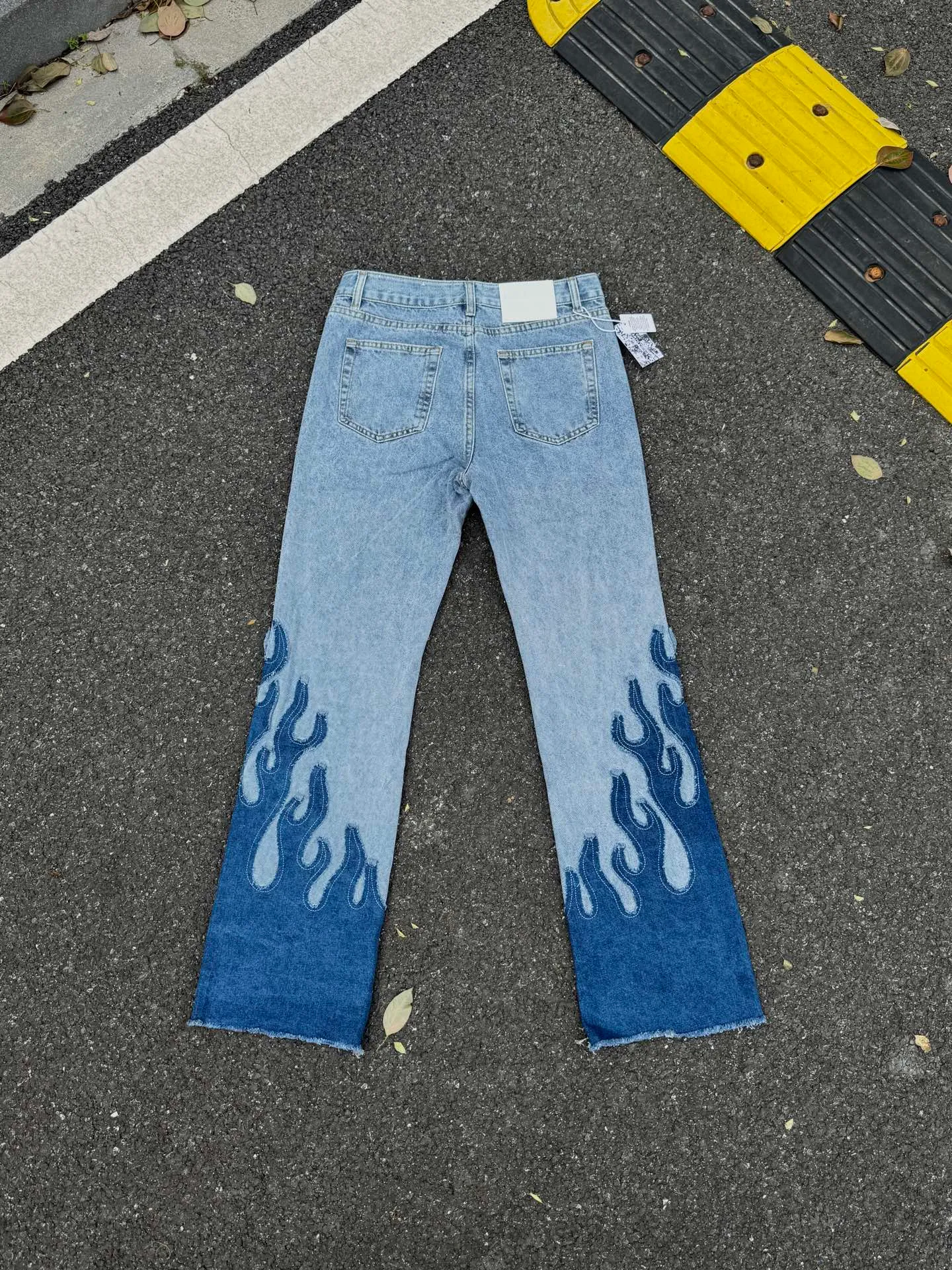 P260💰G88 GALLERY DEPT. Denim splicing flame🔥flare pants washed distressed splicing jeans GALLERY is attracted by these bell-bottom pants. Whether it is a reset of Carhartt or Levis, it has created a strong brand style. Since these pants are modified from rare vintage, the production capacity is limited. Therefore, after many icons wore them, these pants were once hard to find. Later, perhaps due to the improvement of GD's business in the past two years and the expansion of production lines, the brand itself lowered the price, so I can't wait any longer for these pants this year and will definitely buy them. During the process of the denim washing plant, the owner of the washing plant helped introduce a boss who had worked for Levi's foundry and started his own business. This also paved the way for the following styles. Therefore, Levi's remodeled single product for the base plate is really familiar. Whether it is the fabrics supplied or the lathes used in production, there is nothing to choose from. -Color: blue -Size: S-XXL (corresponding to 28-36)